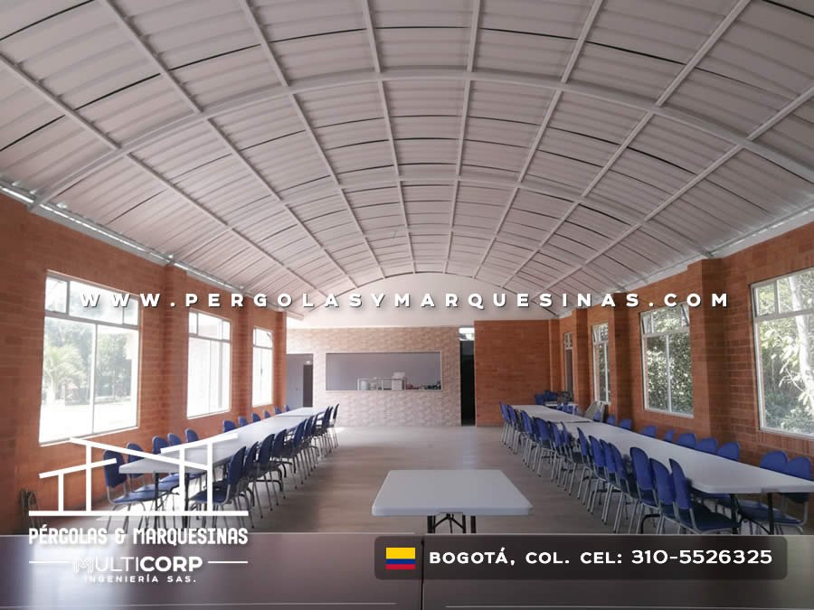 Techo curvo translúcido con estructura metálica en salón de eventos con paredes de ladrillo en Bogotá, Colombia. Multicorp Ingeniería SAS. Techo curvo translúcido con estructura metálica en salón de eventos con paredes de ladrillo en Bogotá, Colombia. Multicorp Ingeniería SAS.