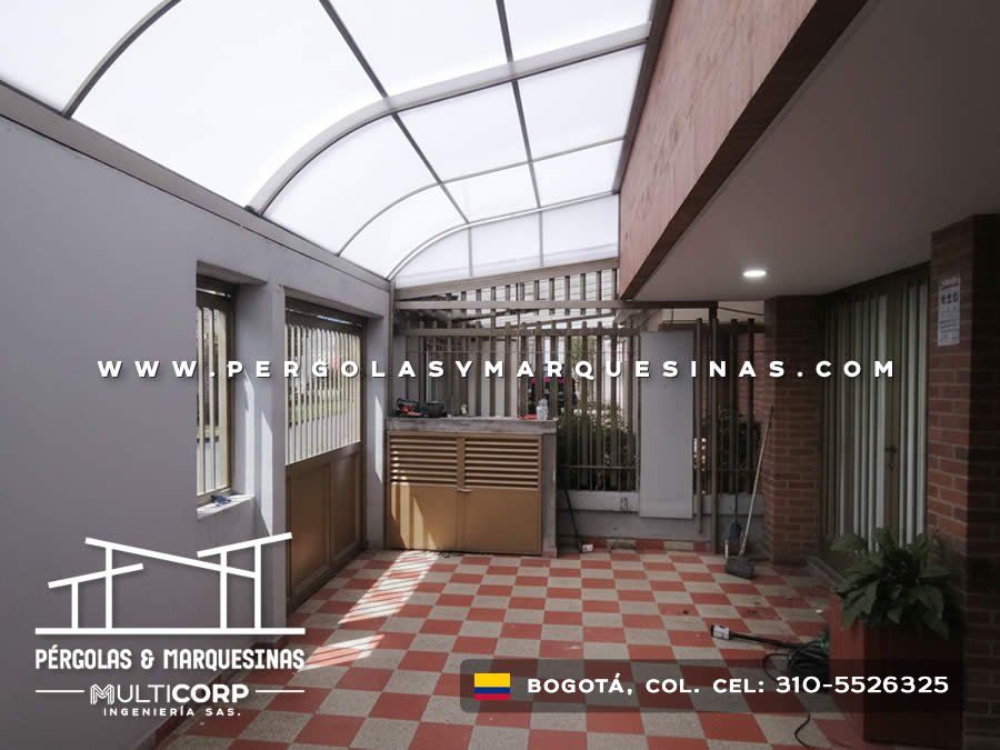 Cubierta curva translúcida con arcos metálicos en patio interno de edificio institucional en Bogotá, Colombia. Multicorp Ingeniería SAS. Cubierta curva translúcida con arcos metálicos en patio interno de edificio institucional en Bogotá, Colombia. Multicorp Ingeniería SAS.