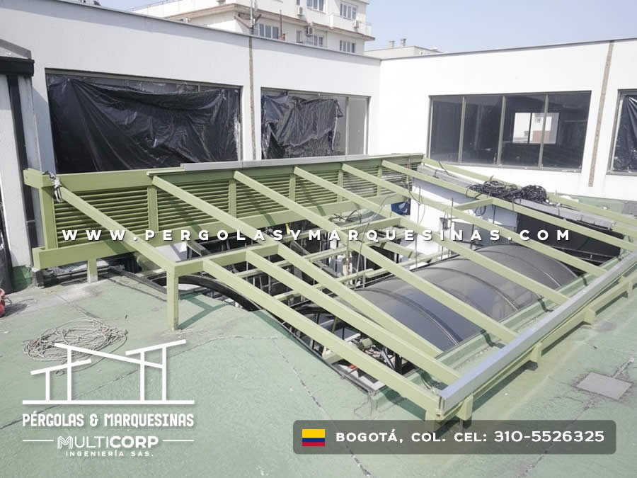 Marco metálico verde con mecanismo retráctil en montaje sobre terraza de edificio en Bogotá, Colombia. Multicorp Ingeniería SAS. Marco metálico verde con mecanismo retráctil en montaje sobre terraza de edificio en Bogotá, Colombia. Multicorp Ingeniería SAS.