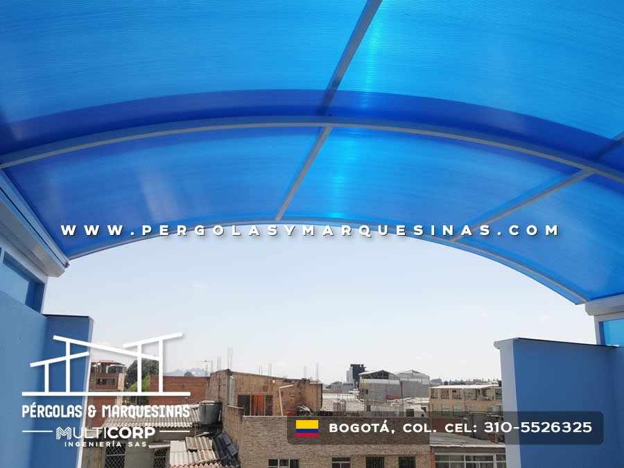 Domo azul de policarbonato con arcos metálicos sobre terraza de edificio urbano en Bogotá, Colombia. Multicorp Ingeniería SAS. Domo azul de policarbonato con arcos metálicos sobre terraza de edificio urbano en Bogotá, Colombia. Multicorp Ingeniería SAS.