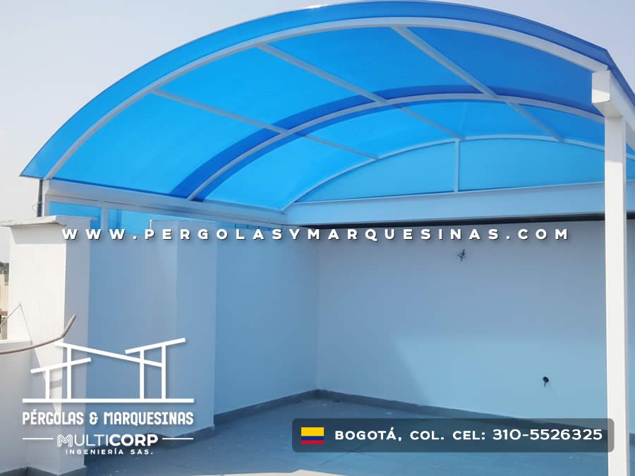 Techo arqueado azul translúcido en terraza con paredes pintadas y acabados modernos en Bogotá, Colombia. Multicorp Ingeniería SAS. Techo arqueado azul translúcido en terraza con paredes pintadas y acabados modernos en Bogotá, Colombia. Multicorp Ingeniería SAS.