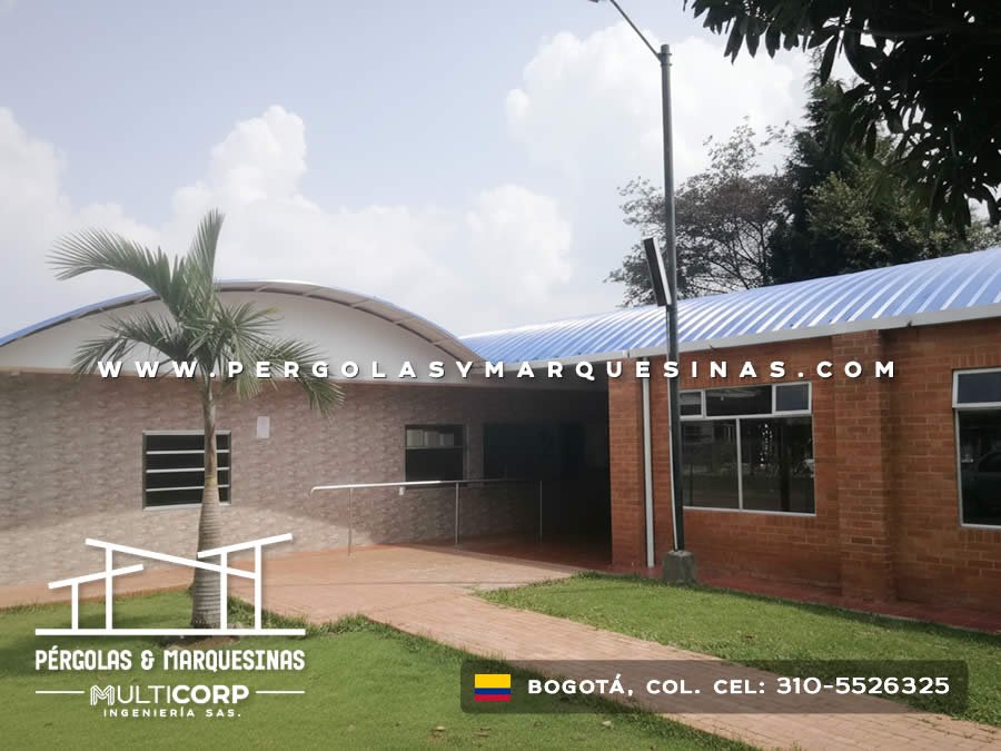 Cubierta curva de policarbonato sobre corredor exterior de edificio educativo con ladrillo en Bogotá, Colombia. Multicorp Ingeniería SAS. Cubierta curva de policarbonato sobre corredor exterior de edificio educativo con ladrillo en Bogotá, Colombia. Multicorp Ingeniería SAS.