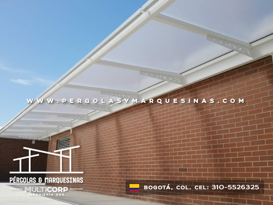 Marquesina blanca de policarbonato con estructura metálica en fachada de ladrillo de colegio en Bogotá, Colombia. Multicorp Ingeniería SAS. Marquesina blanca de policarbonato con estructura metálica en fachada de ladrillo de colegio en Bogotá, Colombia. Multicorp Ingeniería SAS.