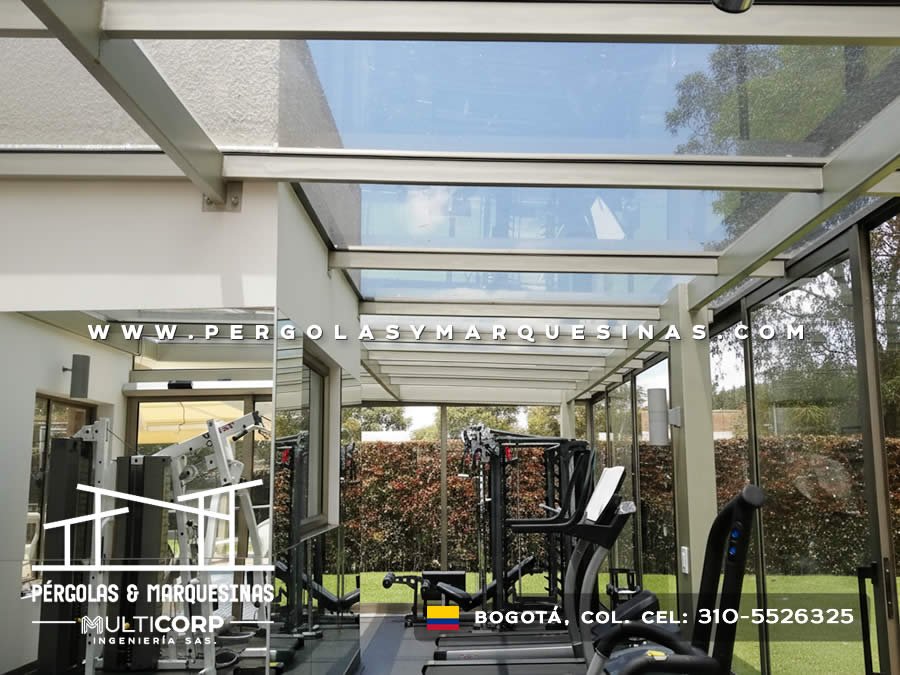 Cerramiento de vidrio con techo transparente para gimnasio privado en jardín residencial de Bogotá, Colombia. Multicorp Ingeniería SAS. Cerramiento de vidrio con techo transparente para gimnasio privado en jardín residencial de Bogotá, Colombia. Multicorp Ingeniería SAS.