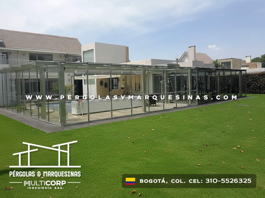 Estructura de vidrio con perfiles metálicos para sala de estar y gimnasio en jardín de Bogotá, Colombia. Multicorp Ingeniería SAS. Estructura de vidrio con perfiles metálicos para sala de estar y gimnasio en jardín de Bogotá, Colombia. Multicorp Ingeniería SAS.