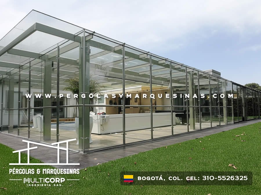 Pérgola acristalada con techo de vidrio para zona de estar y piscina en casa moderna de Bogotá, Colombia. Multicorp Ingeniería SAS. Pérgola acristalada con techo de vidrio para zona de estar y piscina en casa moderna de Bogotá, Colombia. Multicorp Ingeniería SAS.