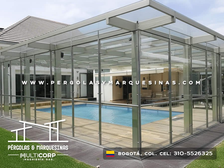 Cerramiento de vidrio con techo transparente para piscina en residencia moderna de Bogotá, Colombia. Multicorp Ingeniería SAS. Cerramiento de vidrio con techo transparente para piscina en residencia moderna de Bogotá, Colombia. Multicorp Ingeniería SAS.