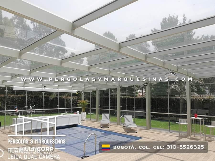 Cerramiento de vidrio con techo transparente para zona de piscina con deck de madera en Bogotá, Colombia. Multicorp Ingeniería SAS. Cerramiento de vidrio con techo transparente para zona de piscina con deck de madera en Bogotá, Colombia. Multicorp Ingeniería SAS.