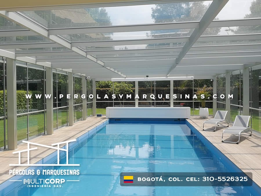 Estructura acristalada completa con techo de vidrio sobre piscina y área social en residencia de Bogotá, Colombia. Multicorp Ingeniería SAS. Estructura acristalada completa con techo de vidrio sobre piscina y área social en residencia de Bogotá, Colombia. Multicorp Ingeniería SAS.