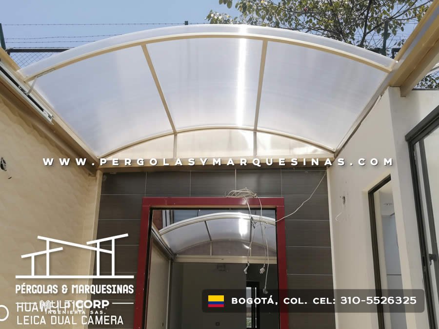 Cubierta curva blanca de policarbonato sobre patio interior de residencia contemporánea en Bogotá, Colombia. Multicorp Ingeniería SAS. Cubierta curva blanca de policarbonato sobre patio interior de residencia contemporánea en Bogotá, Colombia. Multicorp Ingeniería SAS.