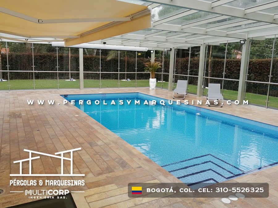 Cerramiento de vidrio con techo transparente para piscina con deck de madera en casa de Bogotá, Colombia. Multicorp Ingeniería SAS. Cerramiento de vidrio con techo transparente para piscina con deck de madera en casa de Bogotá, Colombia. Multicorp Ingeniería SAS.