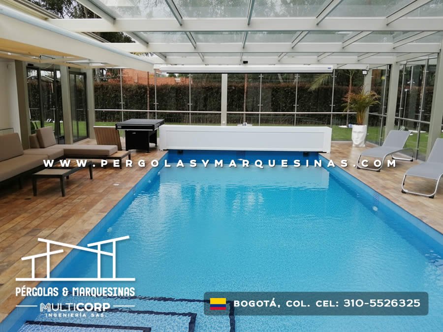 Estructura de vidrio con techo transparente sobre piscina con bar y área social en jardín de Bogotá, Colombia. Multicorp Ingeniería SAS. Estructura de vidrio con techo transparente sobre piscina con bar y área social en jardín de Bogotá, Colombia. Multicorp Ingeniería SAS.