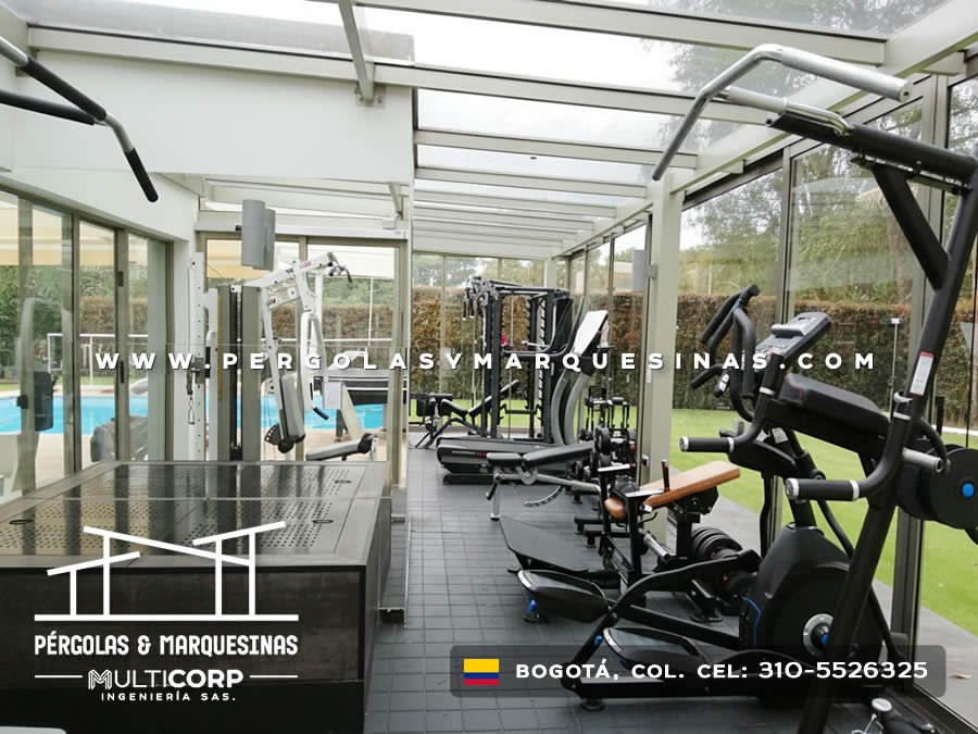 Cerramiento de cristal con techo de vidrio para gimnasio junto a piscina en casa moderna de Bogotá, Colombia. Multicorp Ingeniería SAS. Cerramiento de cristal con techo de vidrio para gimnasio junto a piscina en casa moderna de Bogotá, Colombia. Multicorp Ingeniería SAS.