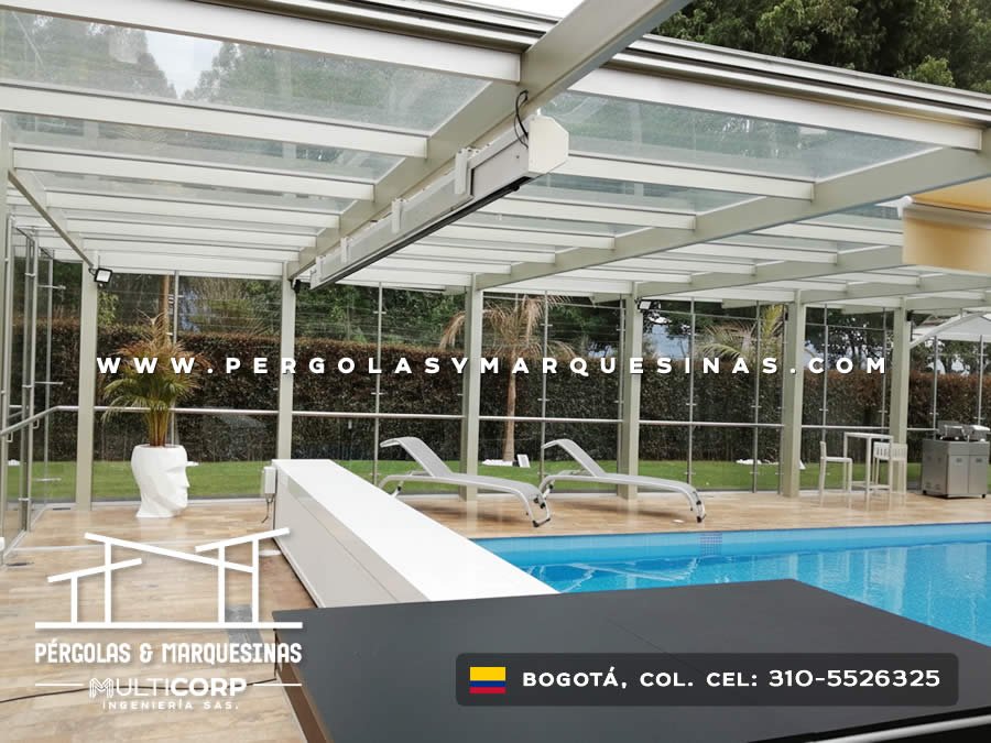 Techo de vidrio con toldo retráctil sobre piscina con tumbonas en residencia de Bogotá, Colombia. Multicorp Ingeniería SAS. Techo de vidrio con toldo retráctil sobre piscina con tumbonas en residencia de Bogotá, Colombia. Multicorp Ingeniería SAS.