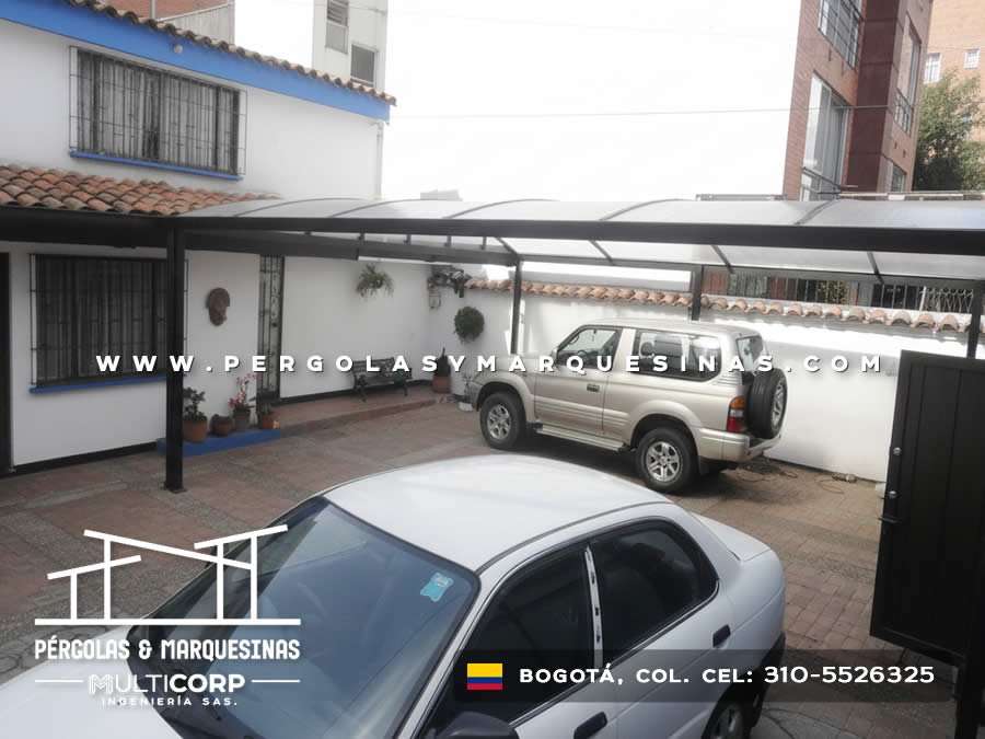 Cubierta metálica negra con policarbonato sobre garaje entre edificios residenciales en Bogotá, Colombia. Multicorp Ingeniería SAS. Cubierta metálica negra con policarbonato sobre garaje entre edificios residenciales en Bogotá, Colombia. Multicorp Ingeniería SAS.