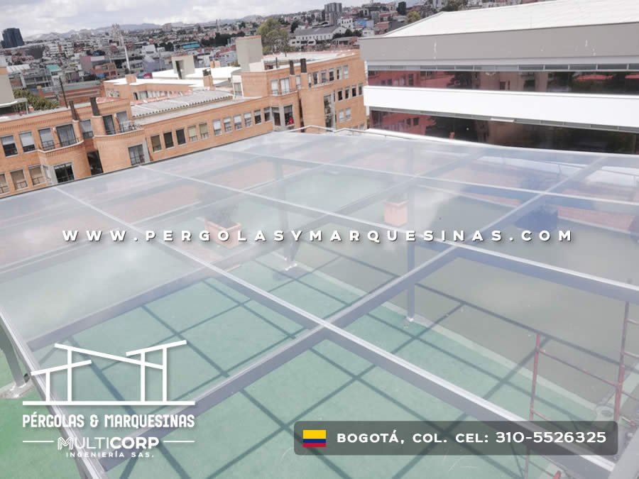 Techo de vidrio sobre azotea de edificio educativo con vista urbana en Bogotá, Colombia. Multicorp Ingeniería SAS. Techo de vidrio sobre azotea de edificio educativo con vista urbana en Bogotá, Colombia. Multicorp Ingeniería SAS.