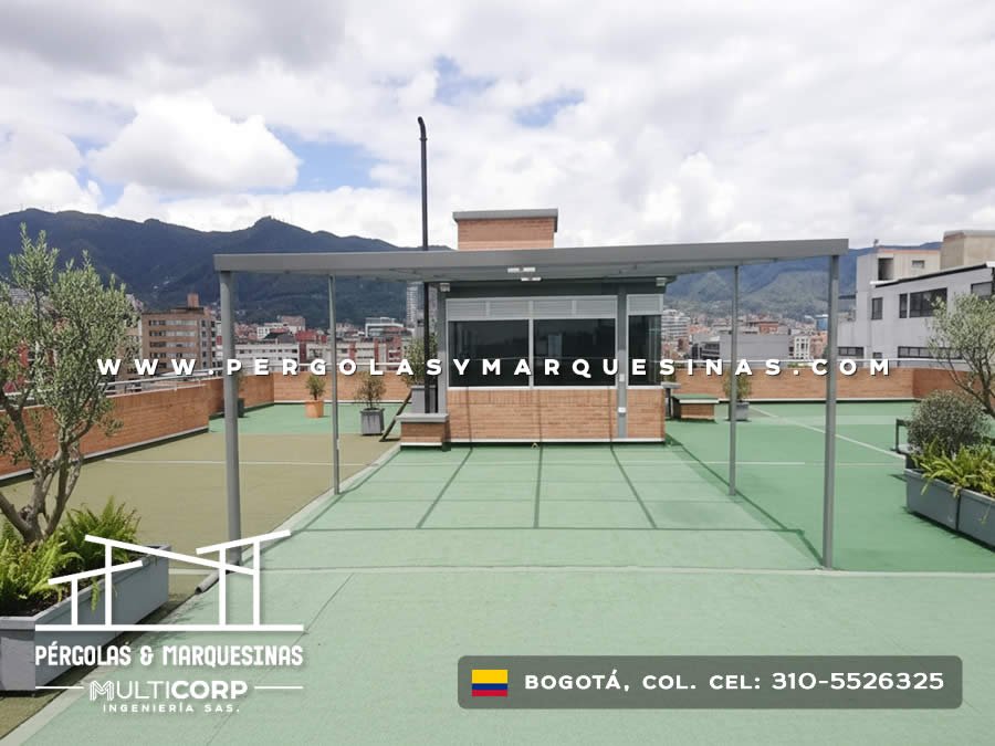 Cerramiento de vidrio con estructura metálica para cancha deportiva en azotea con vista montañosa de Bogotá, Colombia. Multicorp Ingeniería SAS. Cerramiento de vidrio con estructura metálica para cancha deportiva en azotea con vista montañosa de Bogotá, Colombia. Multicorp Ingeniería SAS.