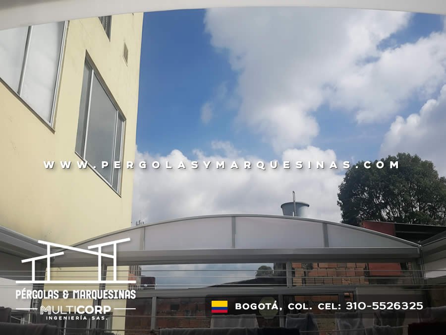 Techo curvo translúcido con marco de aluminio sobre patio entre muros de edificio en Bogotá, Colombia. Multicorp Ingeniería SAS. Techo curvo translúcido con marco de aluminio sobre patio entre muros de edificio en Bogotá, Colombia. Multicorp Ingeniería SAS.