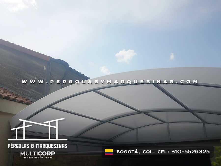 Cubierta curva de policarbonato con estructura metálica sobre terraza de residencia en Bogotá, Colombia. Multicorp Ingeniería SAS. Cubierta curva de policarbonato con estructura metálica sobre terraza de residencia en Bogotá, Colombia. Multicorp Ingeniería SAS.