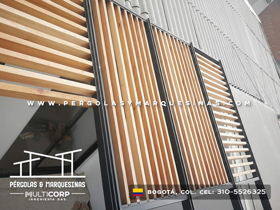 Cerramiento de fachada con listones de madera y estructura metálica para edificio moderno en Bogotá, Colombia. Multicorp Ingeniería SAS. Cerramiento de fachada con listones de madera y estructura metálica para edificio moderno en Bogotá, Colombia. Multicorp Ingeniería SAS.