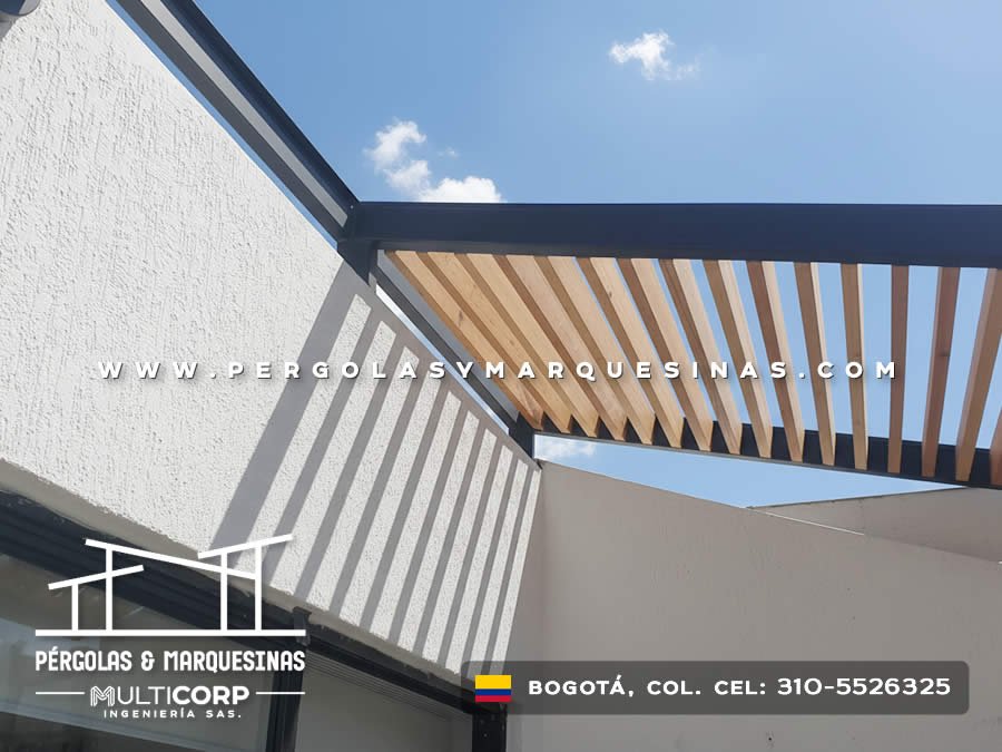 Estructura metálica con listones de madera para terraza sobre pared blanca texturizada en Bogotá, Colombia. Multicorp Ingeniería SAS. Estructura metálica con listones de madera para terraza sobre pared blanca texturizada en Bogotá, Colombia. Multicorp Ingeniería SAS.