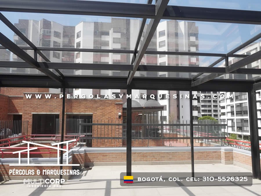 Techo de vidrio templado transparente con marco de acero negro sobre terraza exterior de edificio en Bogotá, Colombia. Multicorp Ingeniería SAS. Techo de vidrio templado transparente con marco de acero negro sobre terraza exterior de edificio en Bogotá, Colombia. Multicorp Ingeniería SAS.