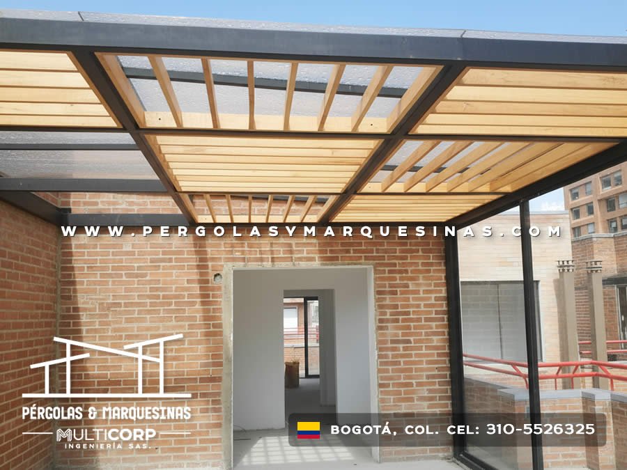 Cubierta mixta de listones de madera y paneles opacos con marco metálico sobre terraza con puerta gris en Bogotá, Colombia. Multicorp Ingeniería SAS. Cubierta mixta de listones de madera y paneles opacos con marco metálico sobre terraza con puerta gris en Bogotá, Colombia. Multicorp Ingeniería SAS.