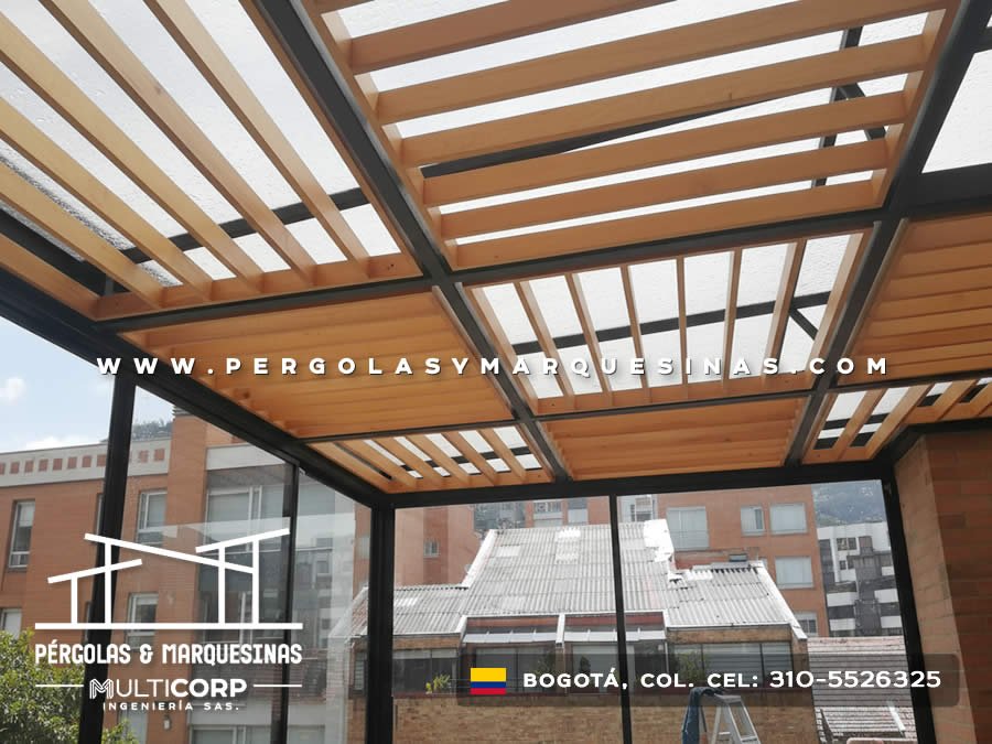 Pergola metalica con celosia de madera sobre terraza con ventanales de vidrio en edificio moderno en Bogotá, Colombia. Multicorp Ingeniería SAS. Pergola metalica con celosia de madera sobre terraza con ventanales de vidrio en edificio moderno en Bogotá, Colombia. Multicorp Ingeniería SAS.