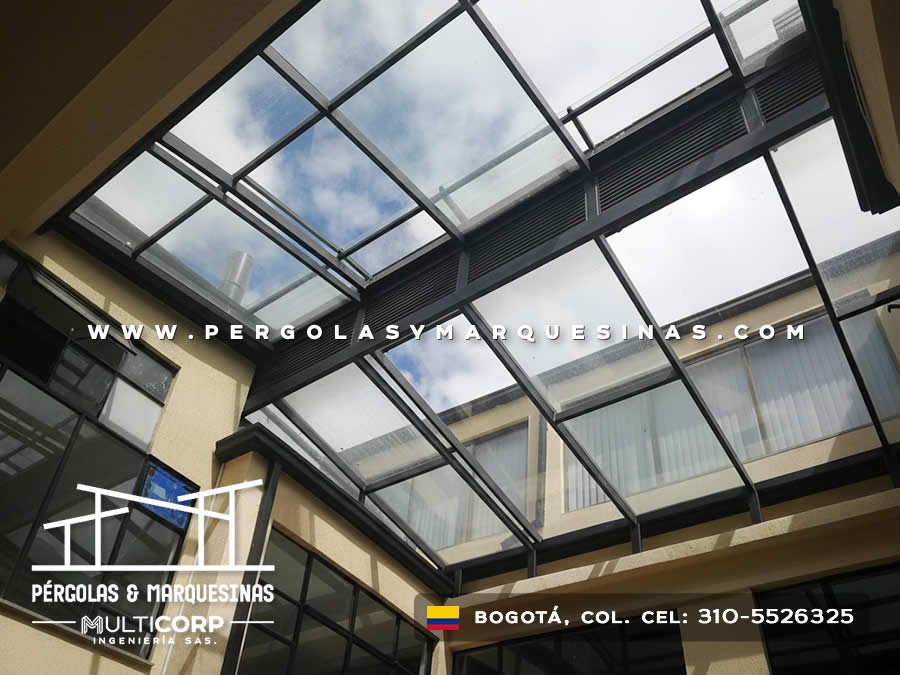 Domo de vidrio templado con marco de acero negro sobre patio interior de edificio residencial en Bogotá, Colombia. Multicorp Ingeniería SAS. Domo de vidrio templado con marco de acero negro sobre patio interior de edificio residencial en Bogotá, Colombia. Multicorp Ingeniería SAS.