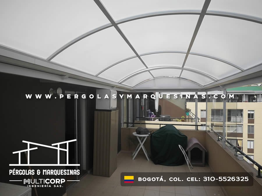 Cubierta curva de policarbonato translúcido con estructura metálica sobre balcón de apartamento en Bogotá, Colombia. Multicorp Ingeniería SAS. Cubierta curva de policarbonato translúcido con estructura metálica sobre balcón de apartamento en Bogotá, Colombia. Multicorp Ingeniería SAS.