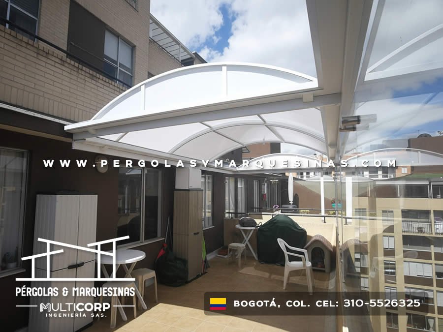 Techo arqueado de policarbonato blanco con marco metálico sobre terraza de apartamento con muebles en Bogotá, Colombia. Multicorp Ingeniería SAS. Techo arqueado de policarbonato blanco con marco metálico sobre terraza de apartamento con muebles en Bogotá, Colombia. Multicorp Ingeniería SAS.