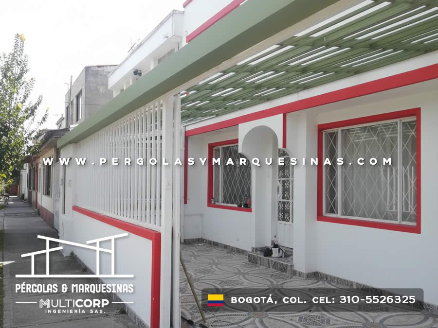 Techo de policarbonato con listones verticales y vigas verdes sobre fachada de casa tradicional en Bogotá, Colombia. Multicorp Ingeniería SAS. Techo de policarbonato con listones verticales y vigas verdes sobre fachada de casa tradicional en Bogotá, Colombia. Multicorp Ingeniería SAS.