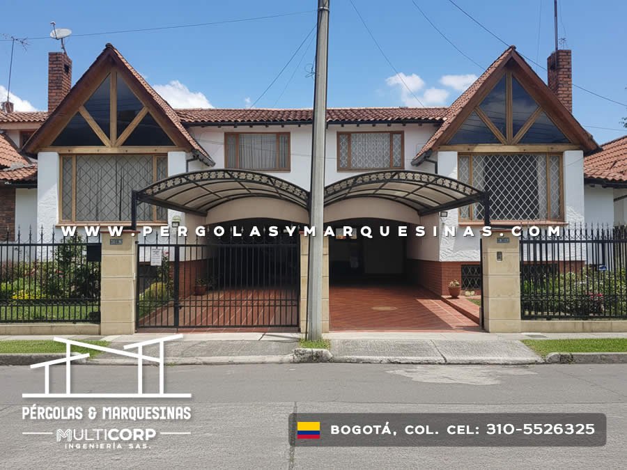 Cubierta arqueada doble de policarbonato con herreria ornamental sobre garajes gemelos de casa en Bogotá, Colombia. Multicorp Ingeniería SAS. Cubierta arqueada doble de policarbonato con herreria ornamental sobre garajes gemelos de casa en Bogotá, Colombia. Multicorp Ingeniería SAS.