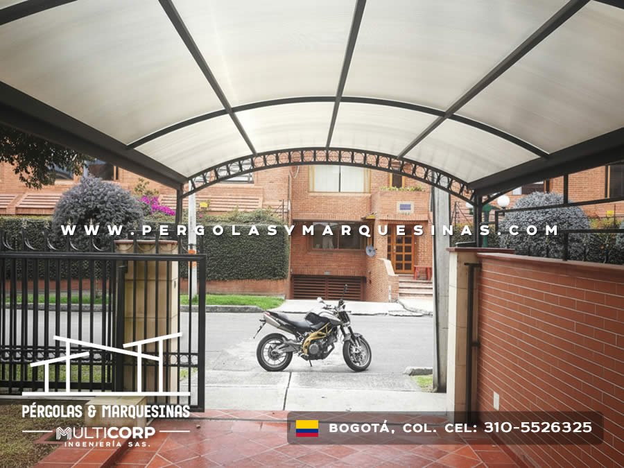 Marquesina arqueada de policarbonato con estructura metalica negra ornamental sobre cochera de residencia en Bogotá, Colombia. Multicorp Ingeniería SAS. Marquesina arqueada de policarbonato con estructura metalica negra ornamental sobre cochera de residencia en Bogotá, Colombia. Multicorp Ingeniería SAS.