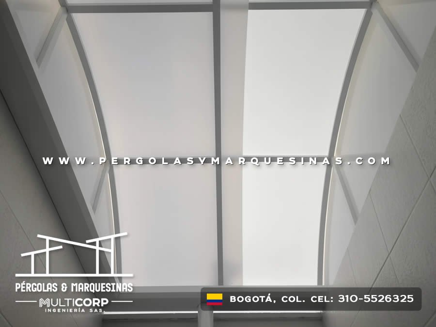 Techo plano de policarbonato translúcido con vigas grises sobre pasillo interior minimalista en Bogotá, Colombia. Multicorp Ingeniería SAS. Techo plano de policarbonato translúcido con vigas grises sobre pasillo interior minimalista en Bogotá, Colombia. Multicorp Ingeniería SAS.
