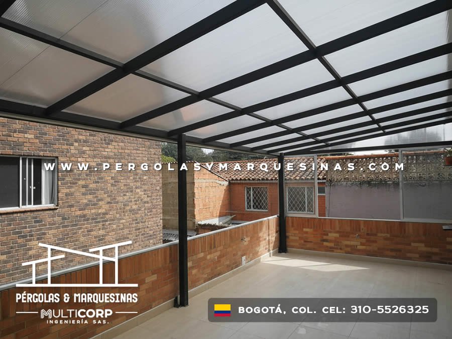 Pergola metalica negra con techo de policarbonato sobre patio con muros de ladrillo en casa en Bogotá, Colombia. Multicorp Ingeniería SAS. Pergola metalica negra con techo de policarbonato sobre patio con muros de ladrillo en casa en Bogotá, Colombia. Multicorp Ingeniería SAS.