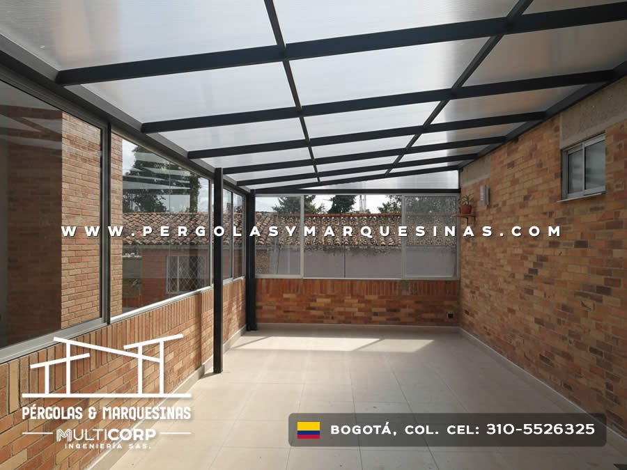 Techo de policarbonato con estructura metalica negra sobre patio con paredes de ladrillo y ventanas en Bogotá, Colombia. Multicorp Ingeniería SAS. Techo de policarbonato con estructura metalica negra sobre patio con paredes de ladrillo y ventanas en Bogotá, Colombia. Multicorp Ingeniería SAS.