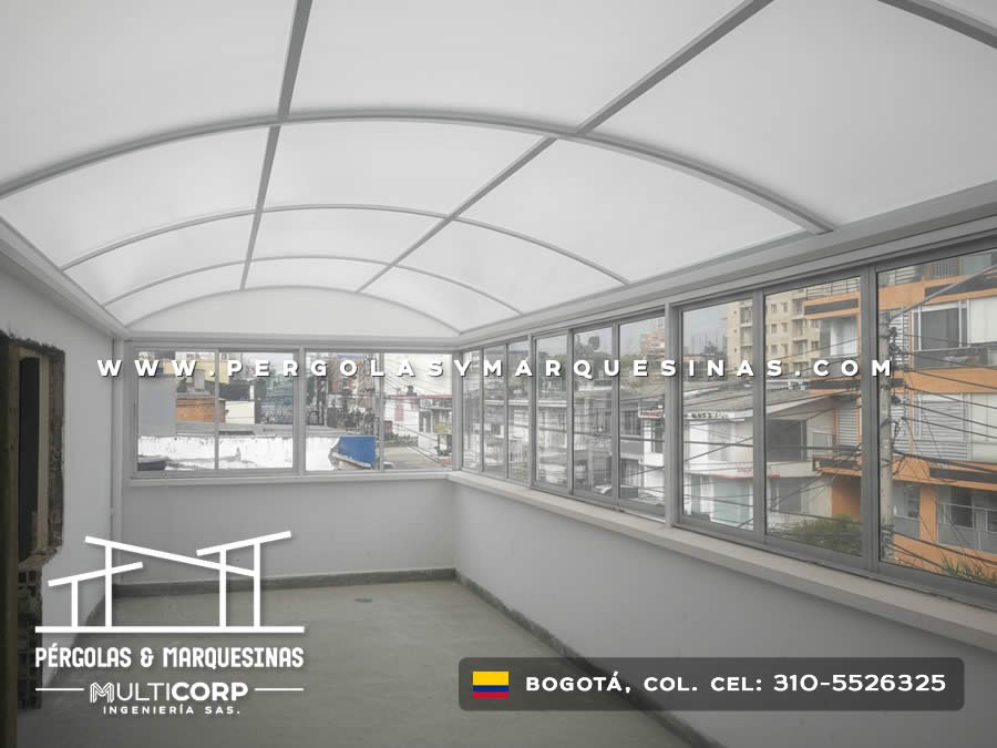 Domo curvo de policarbonato blanco con estructura gris sobre balcon de apartamento con ventanales en Bogotá, Colombia. Multicorp Ingeniería SAS. Domo curvo de policarbonato blanco con estructura gris sobre balcon de apartamento con ventanales en Bogotá, Colombia. Multicorp Ingeniería SAS.