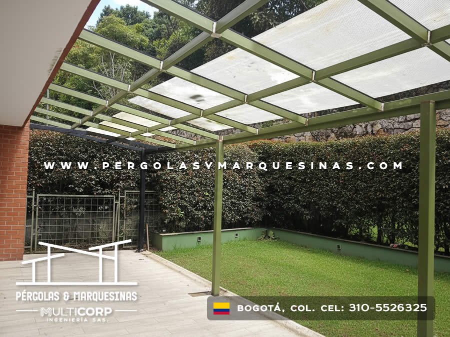 Techo de policarbonato translucido con vigas verdes sobre terraza con jardin cesped y arboles en Bogotá, Colombia. Multicorp Ingeniería SAS. Techo de policarbonato translucido con vigas verdes sobre terraza con jardin cesped y arboles en Bogotá, Colombia. Multicorp Ingeniería SAS.