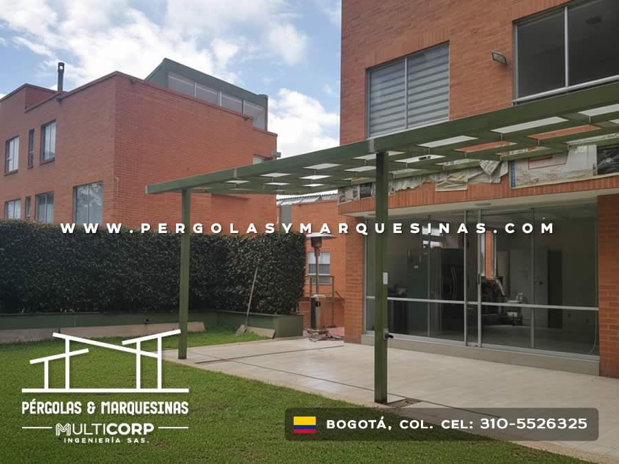 Pergola metalica verde con vigas paralelas sobre terraza de edificio con muro ladrillo y jardin en Bogotá, Colombia. Multicorp Ingeniería SAS. Pergola metalica verde con vigas paralelas sobre terraza de edificio con muro ladrillo y jardin en Bogotá, Colombia. Multicorp Ingeniería SAS.