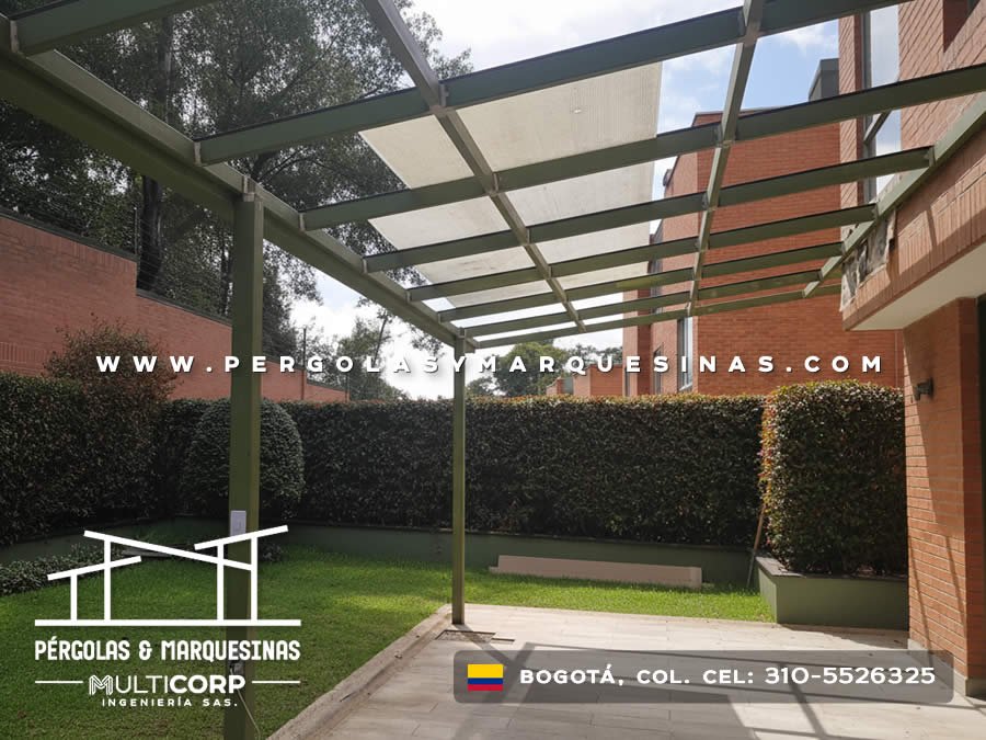 Pergola metalica verde con paneles policarbonato sobre terraza con jardin cesped y muro vegetal en Bogotá, Colombia. Multicorp Ingeniería SAS. Pergola metalica verde con paneles policarbonato sobre terraza con jardin cesped y muro vegetal en Bogotá, Colombia. Multicorp Ingeniería SAS.