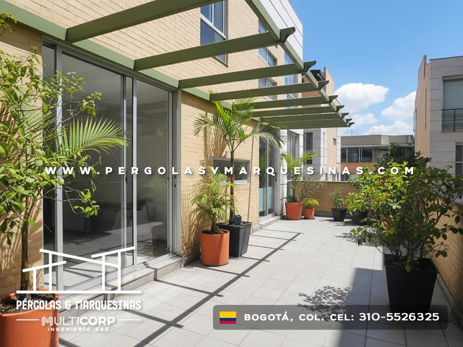 Pergola metalica verde con estructura abierta sobre terraza con plantas macetas edificio residencial en Bogotá, Colombia. Multicorp Ingeniería SAS. Pergola metalica verde con estructura abierta sobre terraza con plantas macetas edificio residencial en Bogotá, Colombia. Multicorp Ingeniería SAS.