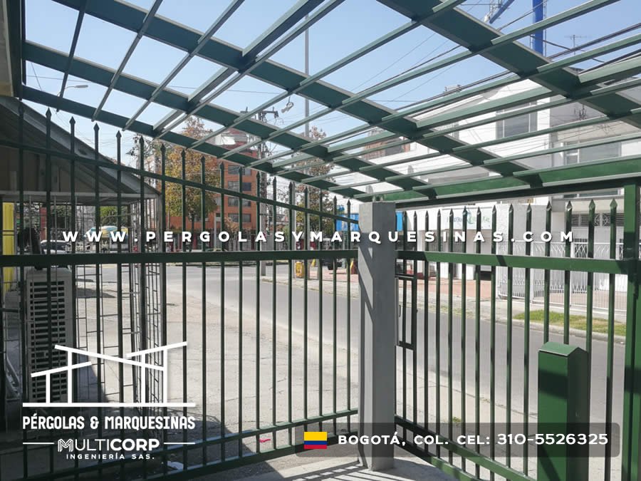 Cubierta metalica verde techo policarbonato transparente entrada comercial con verjas metalicas en Bogotá, Colombia. Multicorp Ingeniería SAS. Cubierta metalica verde techo policarbonato transparente entrada comercial con verjas metalicas en Bogotá, Colombia. Multicorp Ingeniería SAS.