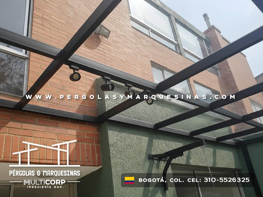Pergola acristalada techo vidrio templado estructura negra edificio ladrillo rojo con iluminacion en Bogotá, Colombia. Multicorp Ingeniería SAS. Pergola acristalada techo vidrio templado estructura negra edificio ladrillo rojo con iluminacion en Bogotá, Colombia. Multicorp Ingeniería SAS.