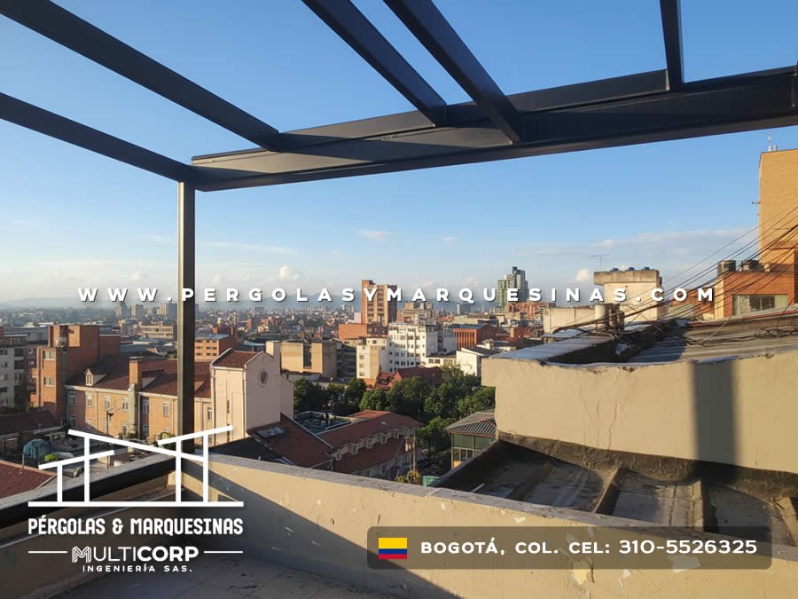 Pergola metalica negra estructura abierta sobre terraza edificio con vista panoramica urbana de Bogotá en Bogotá, Colombia. Multicorp Ingeniería SAS. Pergola metalica negra estructura abierta sobre terraza edificio con vista panoramica urbana de Bogotá en Bogotá, Colombia. Multicorp Ingeniería SAS.