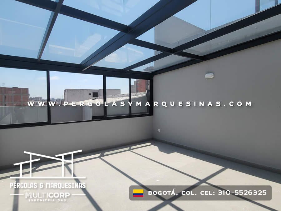 Pergola acristalada cerrada metalica negra con vidrio ventanas y pared sobre terraza edificio urbano en Bogotá, Colombia. Multicorp Ingeniería SAS. Pergola acristalada cerrada metalica negra con vidrio ventanas y pared sobre terraza edificio urbano en Bogotá, Colombia. Multicorp Ingeniería SAS.