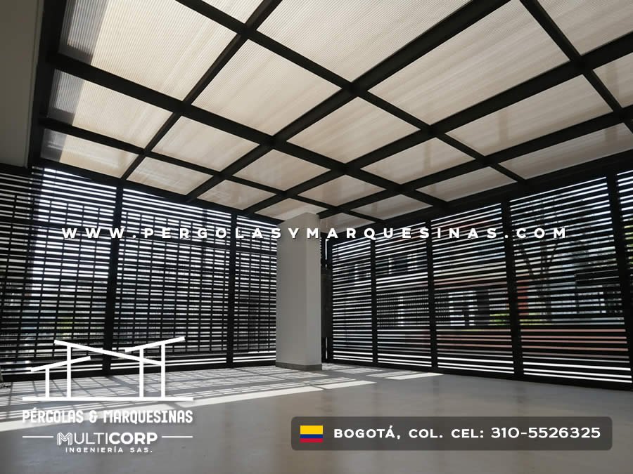 Pergola con techo policarbonato y paredes laterales lamas metalicas negras sobre espacio comercial en Bogotá, Colombia. Multicorp Ingeniería SAS. Pergola con techo policarbonato y paredes laterales lamas metalicas negras sobre espacio comercial en Bogotá, Colombia. Multicorp Ingeniería SAS.