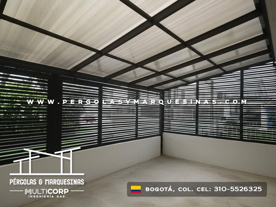Pergola con techo policarbonato y paredes laterales lamas metalicas negras sobre espacio con piso losa en Bogotá, Colombia. Multicorp Ingeniería SAS. Pergola con techo policarbonato y paredes laterales lamas metalicas negras sobre espacio con piso losa en Bogotá, Colombia. Multicorp Ingeniería SAS.
