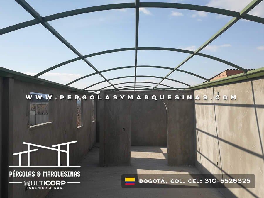 Estructura curva metalica verde sobre terraza edificio concreto con muros divisorias y cielo azul en Bogotá, Colombia. Multicorp Ingeniería SAS. Estructura curva metalica verde sobre terraza edificio concreto con muros divisorias y cielo azul en Bogotá, Colombia. Multicorp Ingeniería SAS.