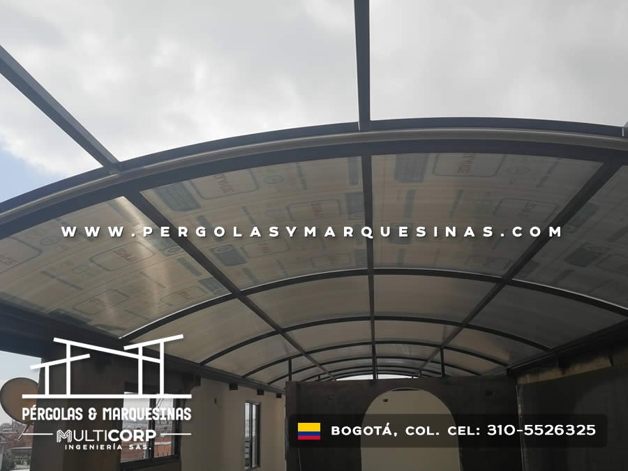 Cubierta curva metalica policarbonato arcos negros interior espacio edificio urbano en Bogotá, Colombia. Multicorp Ingeniería SAS. Cubierta curva metalica policarbonato arcos negros interior espacio edificio urbano en Bogotá, Colombia. Multicorp Ingeniería SAS.